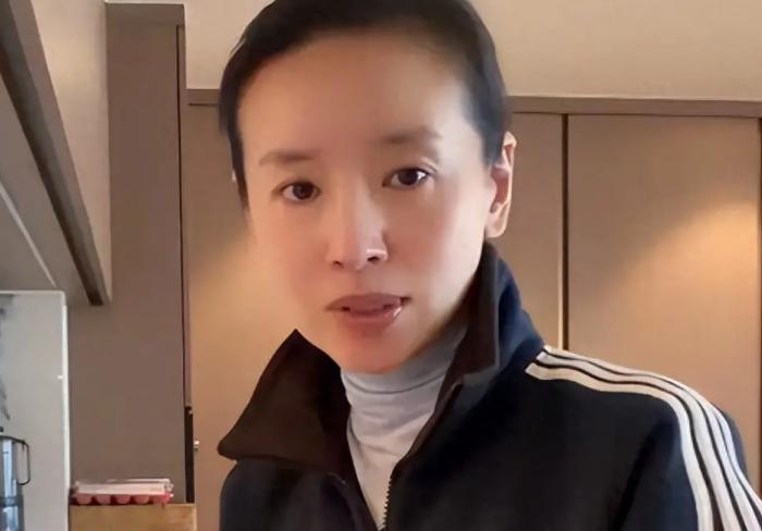 离婚14年后，董洁终于低头认错？潘粤明8字回应撕下她仅剩的体面