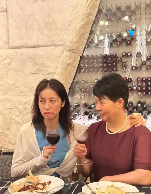 31岁周雨彤搬新家,在北京住独栋别墅,姥姥姥爷过年来看她很慈祥