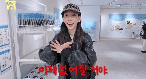 少女时代泰妍在其个人频道上传的一段旅行视频，意外因为一件睡衣引发了热议