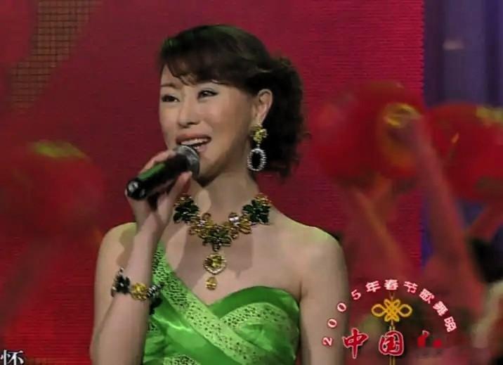 50岁祖海现状：定居北京，未婚未育胖到认不出，年轻时媲美宋祖英
