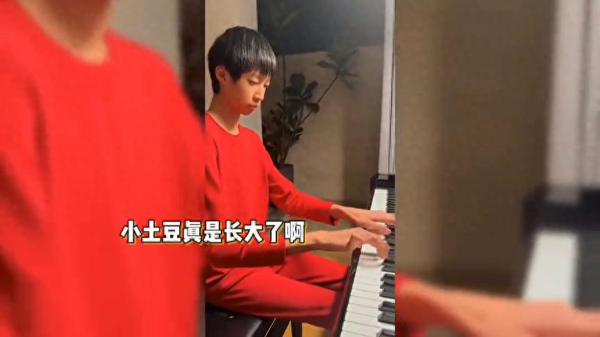 姚晨晒儿子弹钢琴视频，12岁小土豆像极妈妈，手指细长超有天赋