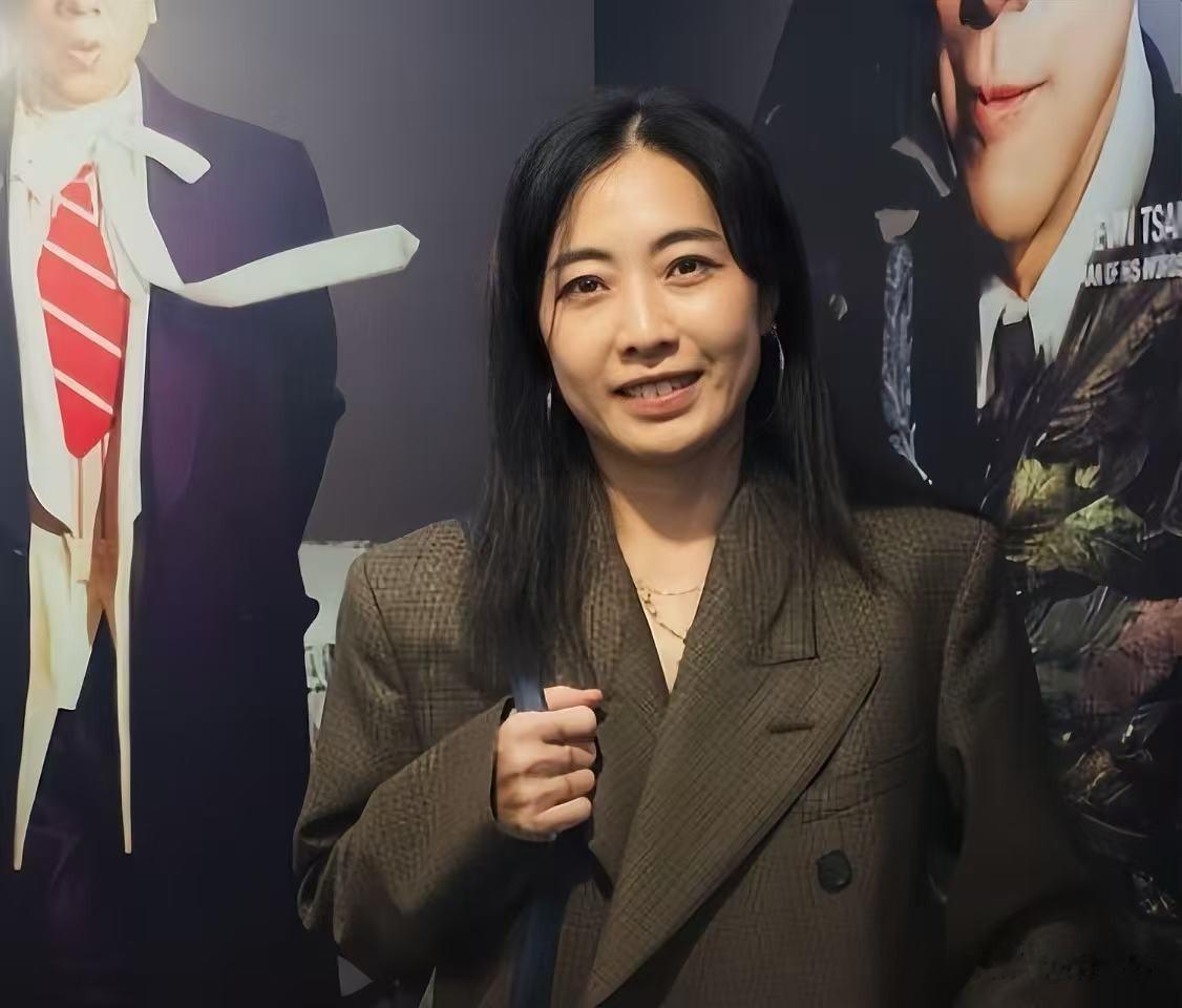 香港这一天，吴千语腰臀比惊艳，甘比脸色蜡黄，林志玲精致到浮夸
