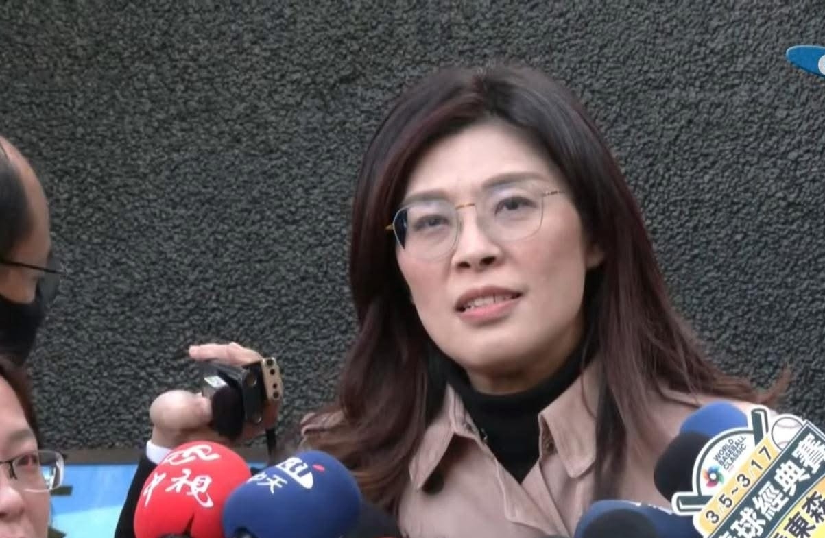 郑丽文带核心六人来留下两老将坐镇，76岁张荣恭也要爬阶拜谒