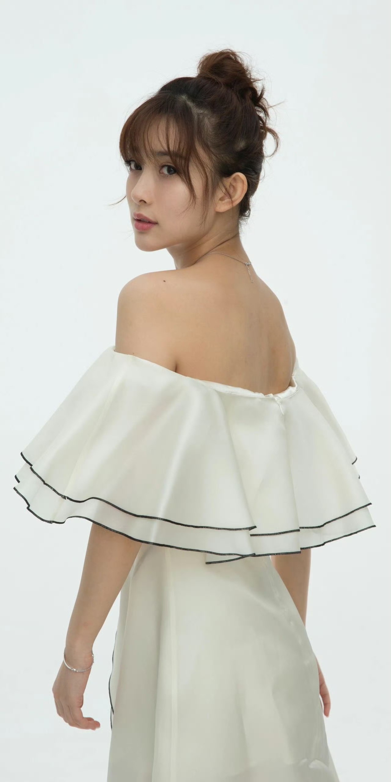 孟子义早期形象照，白裙锁骨好精致。