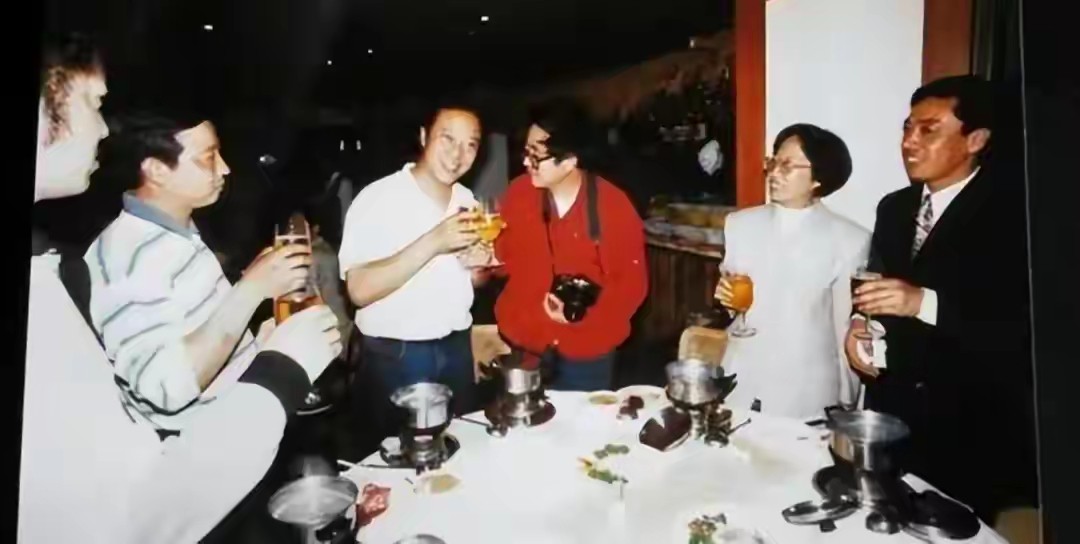 冯巩也没想到,家产尽失的牛群,如今终于找到了晚年的“依靠”