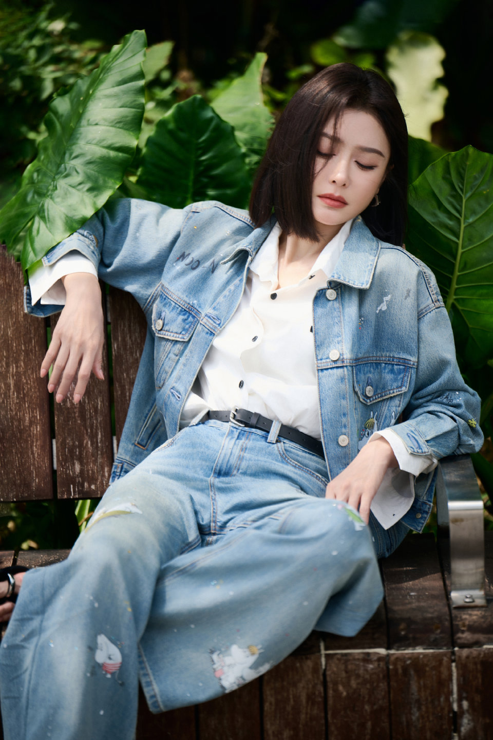 秦岚阿姨穿着一身牛仔套装，脚踩人字拖，知性又迷人