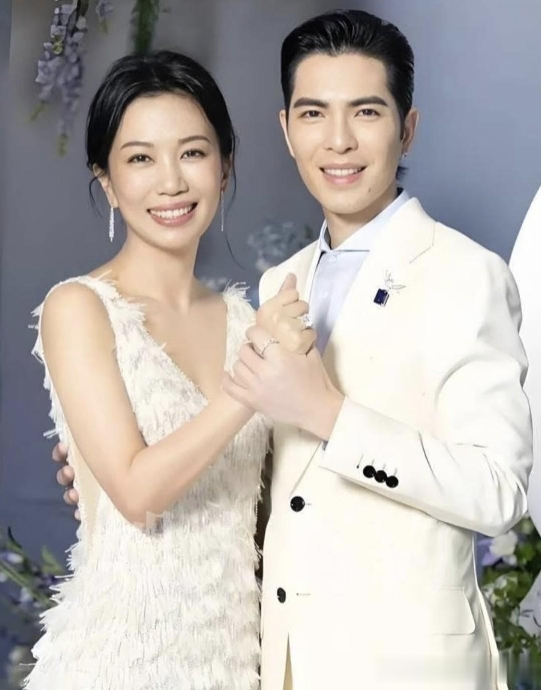 萧敬腾夫妇被偶遇,52岁林有慧一身黑衣走前面,素颜气场十足