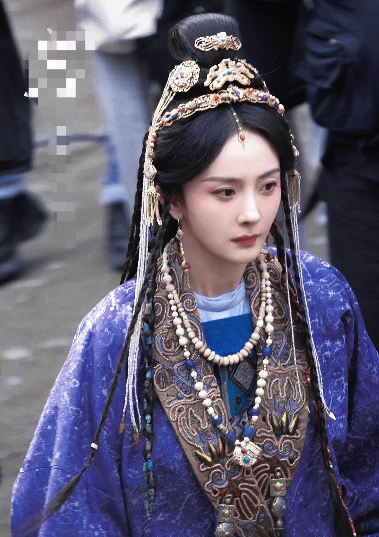 杨幂《江山大同》路透，告别粗布麻衣，穿紫裳华服，造型矜贵