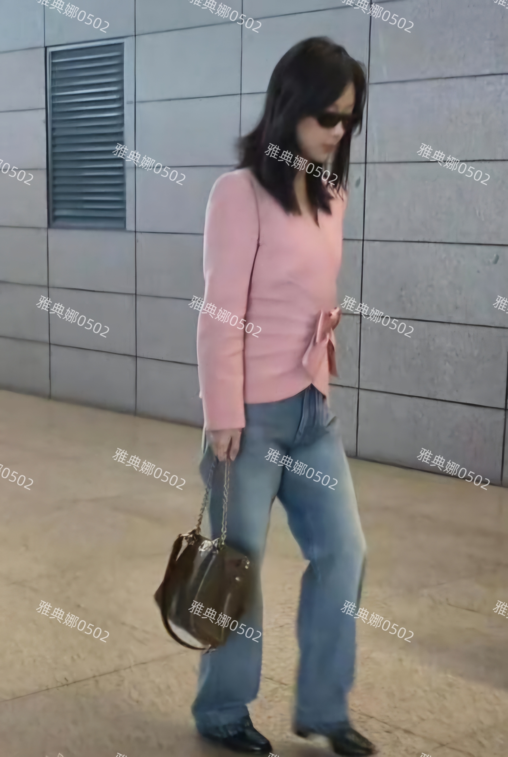 杨紫去罗马的机场造型一言难尽!穿3万元粉西装比例却55分土味十足
