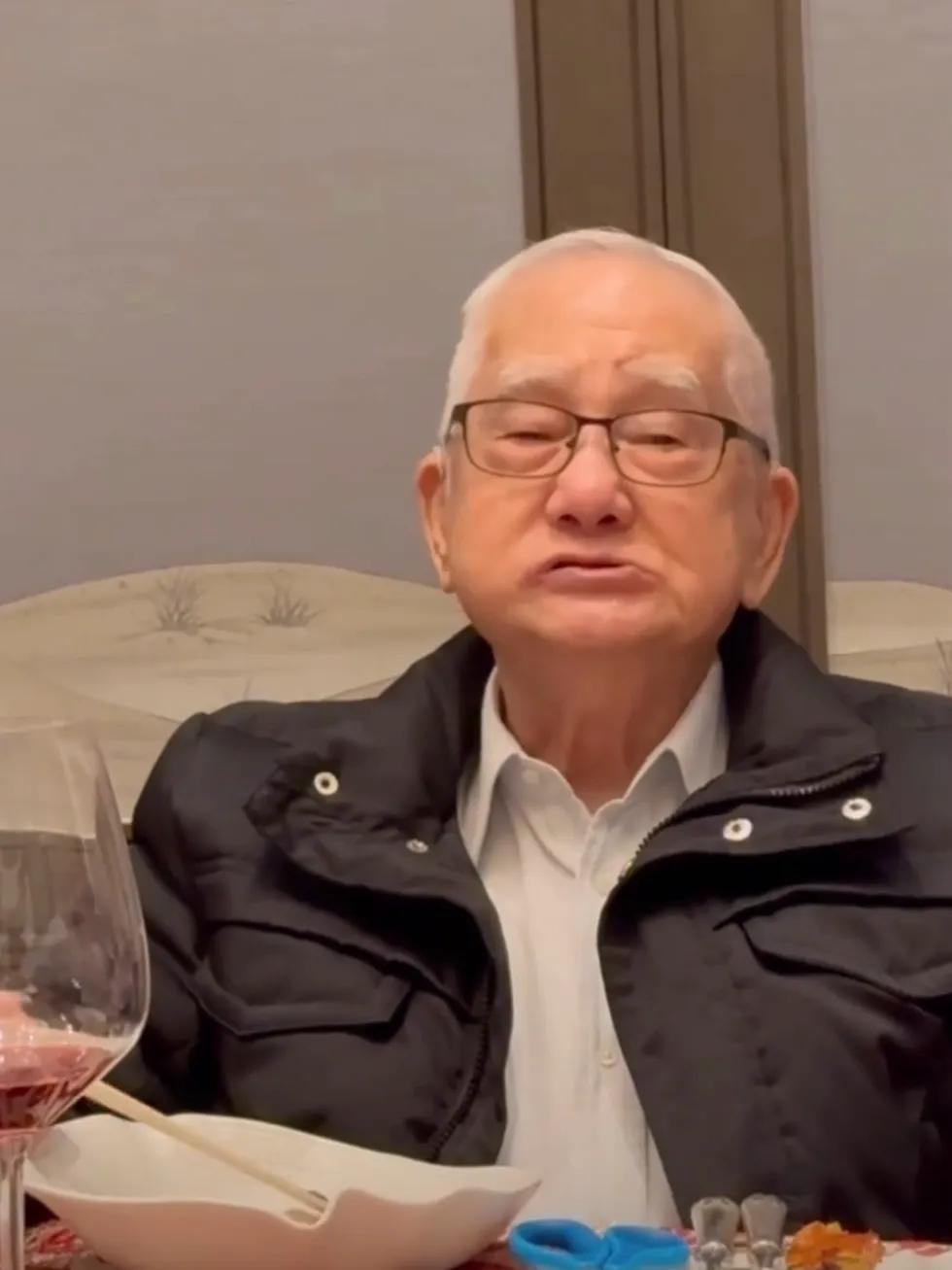 黎姿为爸爸庆祝88岁生日，和家人同框画面温馨，笑容满面很幸福