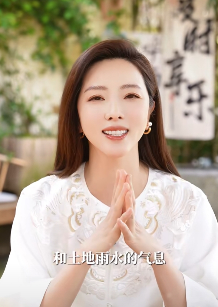 李思思一袭素白刺绣衫，知性优雅，畅谈春日雅事氛围感拉满