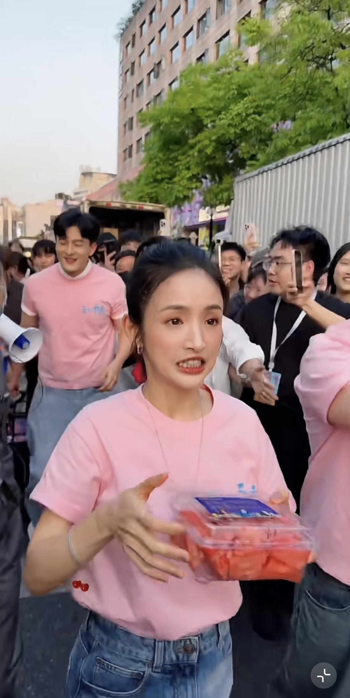 林依晨西湖边发西瓜，本人好美眼睛好亮，皮肤很自然没有科技感！