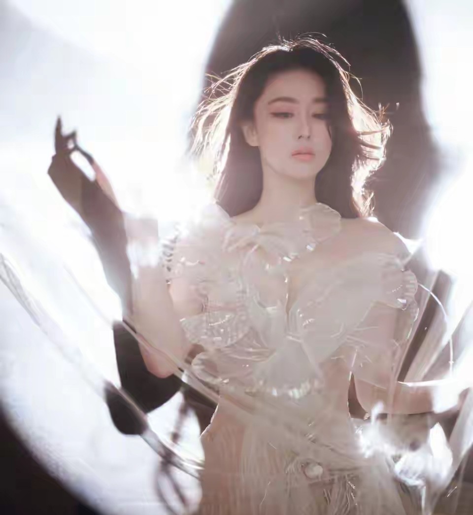 张馨予穿白裙发古墓派三字，网友：这哪是营业，分明是下凡打卡！