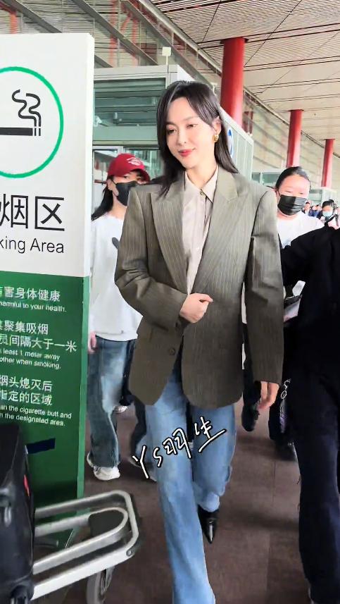 唐嫣拍戏被偶遇，身材魁梧肩宽有气势，生图瞪眼脸肿有距离感