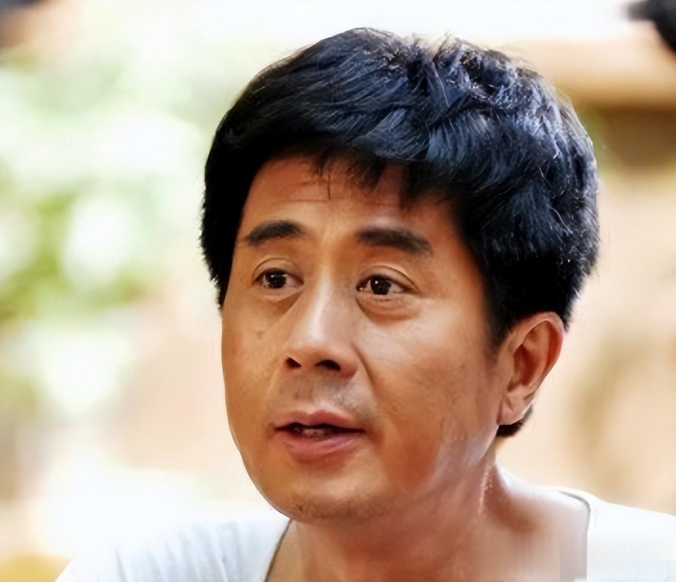 谁能想到，昔日红遍全国的银幕偶像，最终低谷里握住最珍贵得幸福