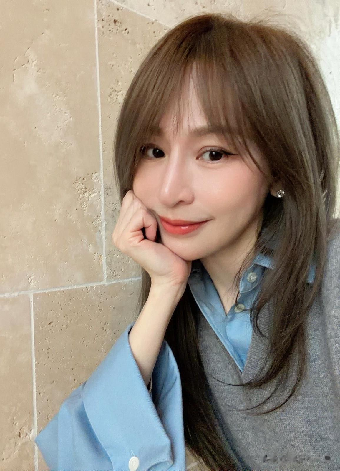 王心凌分享元宵节美照，穿蓝色衬衣搭配灰色背心，美得似少女