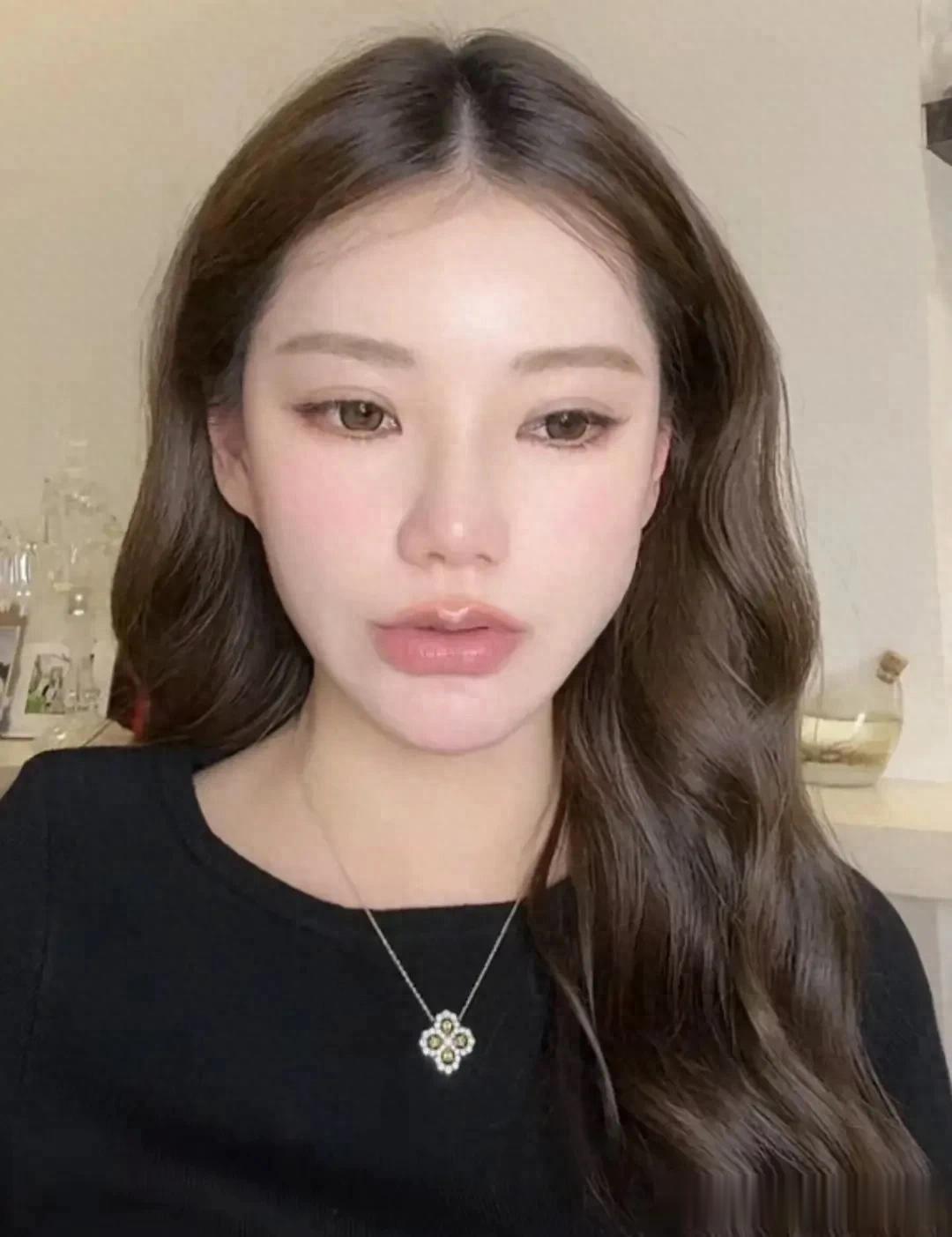 筱梅深夜开播,分享小菲已为宝宝起好名字,并将陪她住月子中心!