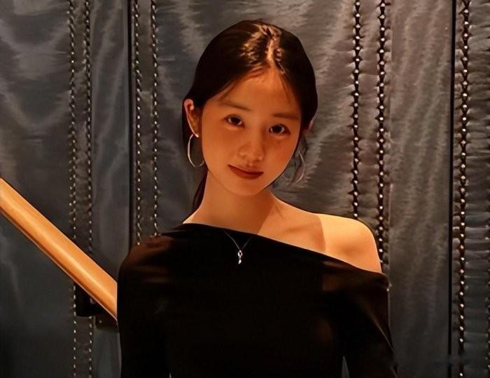 黄多多从当年的软萌闺女，如今长成了大姑娘，正脸比妈妈更漂亮