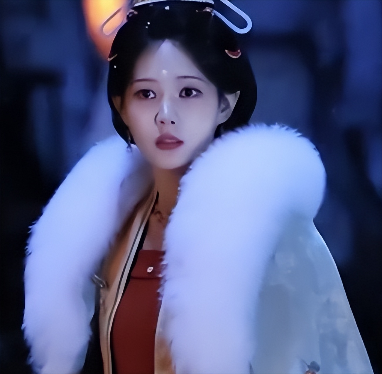 女顶流明星现身医院急诊，被网友偶遇，虚弱到站不稳需要搀扶