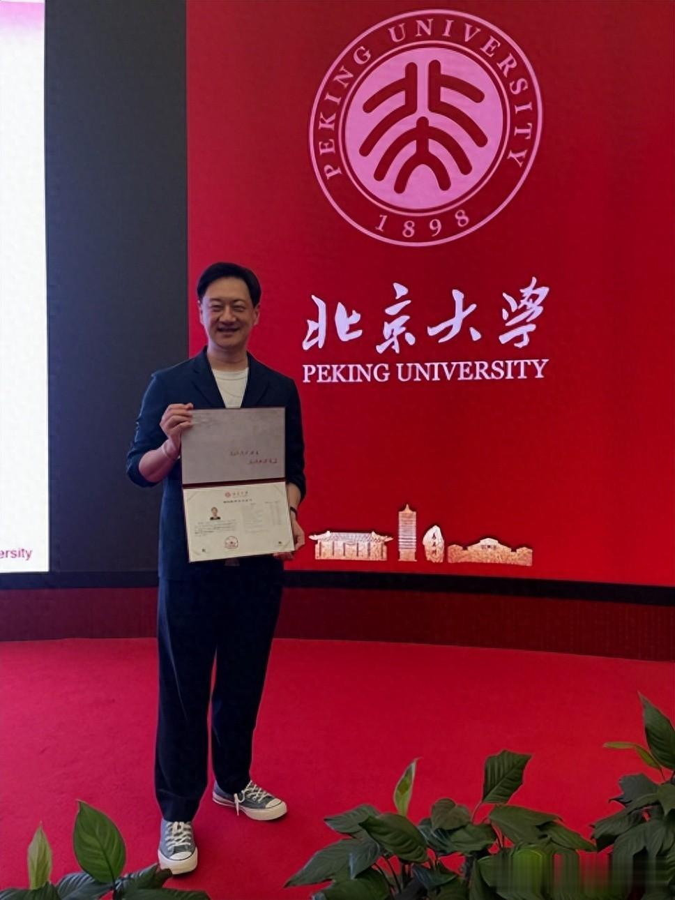 性向成谜！52岁TVB“最贵男主持”绝迹幕前，曾被爆参加彩虹派对