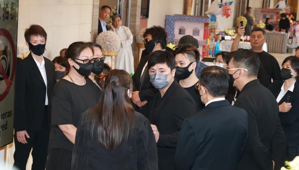 81岁李家鼎为前妻守灵到天黑,心力憔悴吃泡面充饥,手发抖瘦脱相