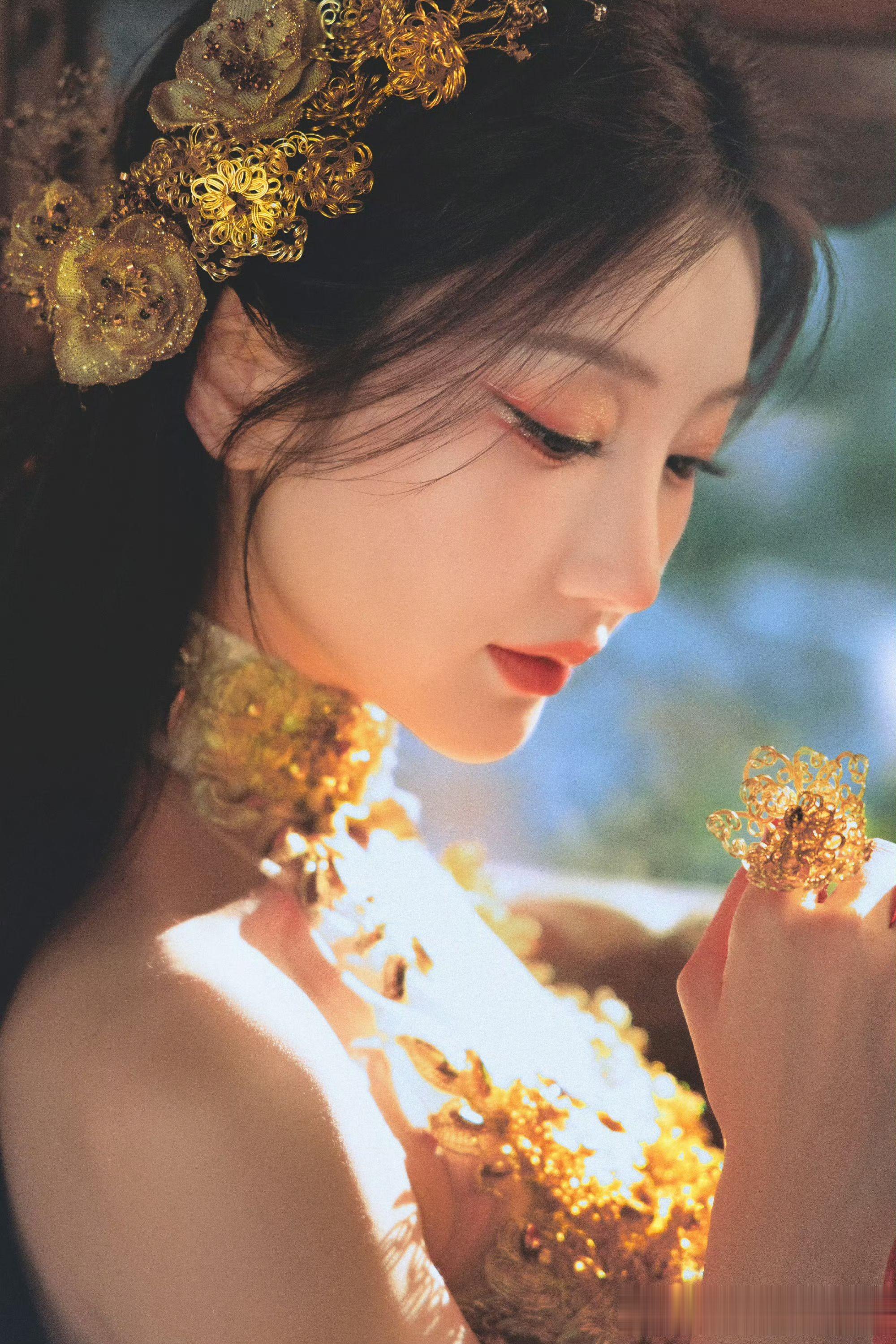 女星毛晓彤千年古韵：油纸伞下的温柔与浪漫！ ???