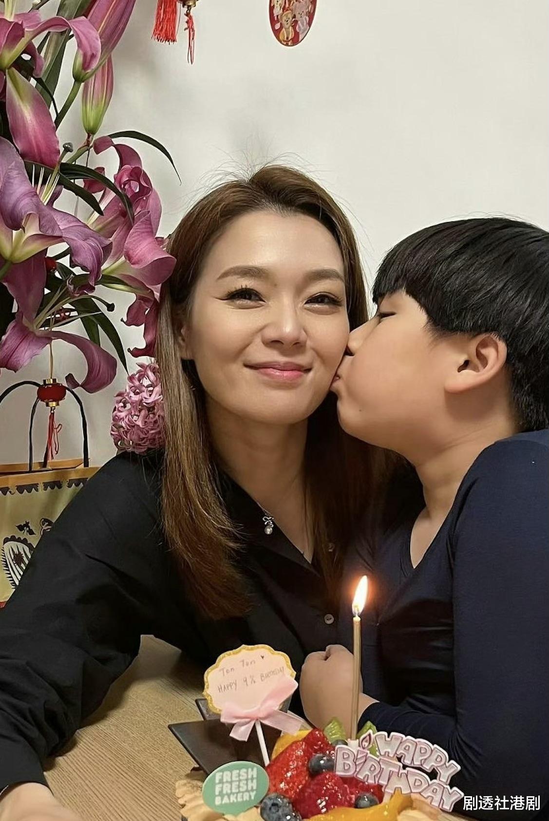 TVB知名女星晒母子合照！小家伙被指撞脸林俊杰，游泳比赛获铜牌