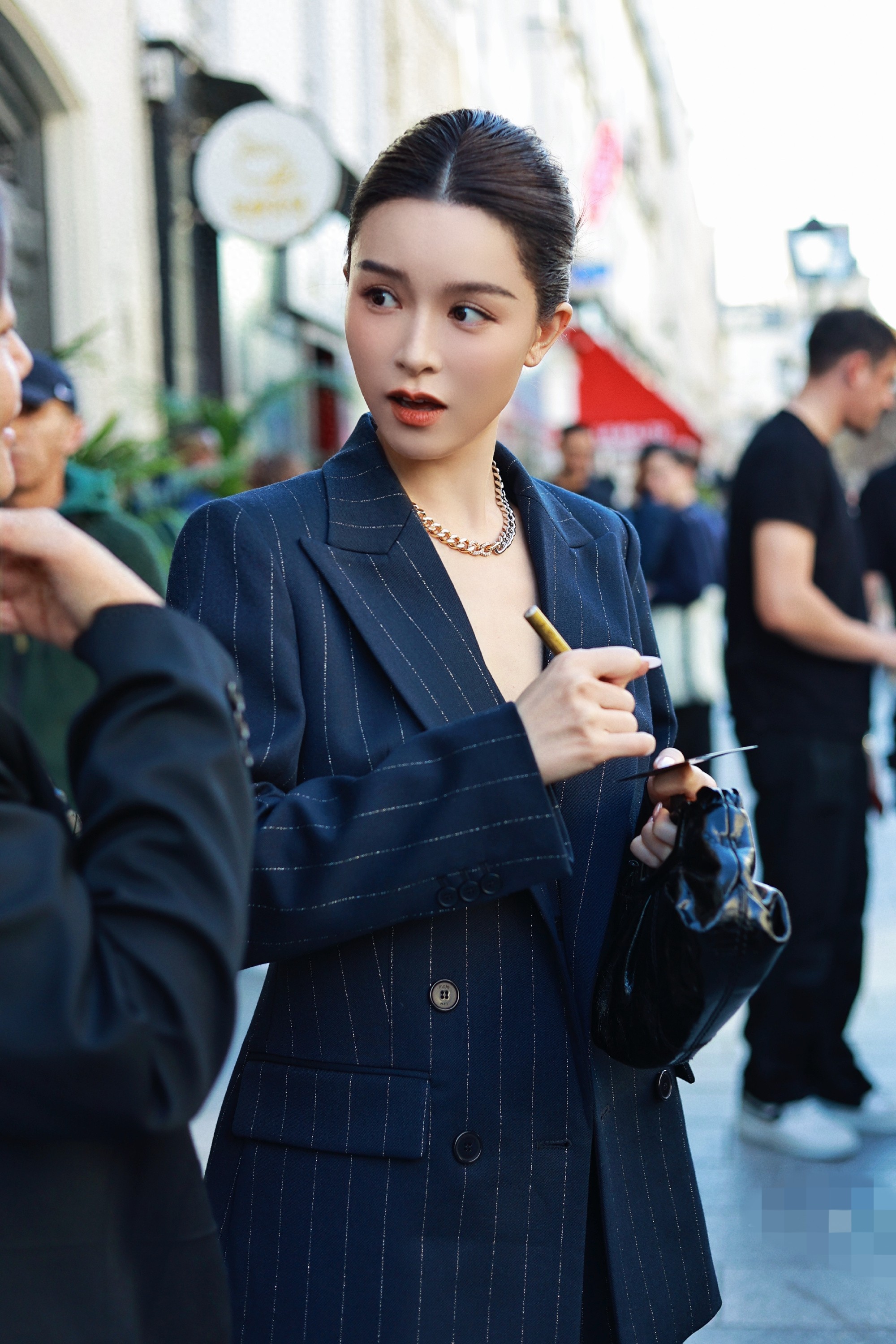 文咏珊亮相巴黎时装周,身穿藏蓝色条纹西装,又美又飒