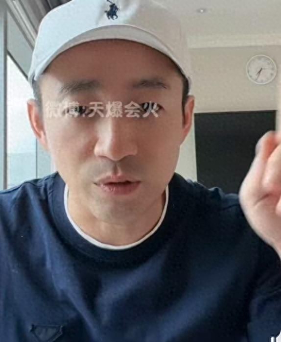 张兰回北京打雪仗那天，汪小菲直播间里骂了亲妈三次