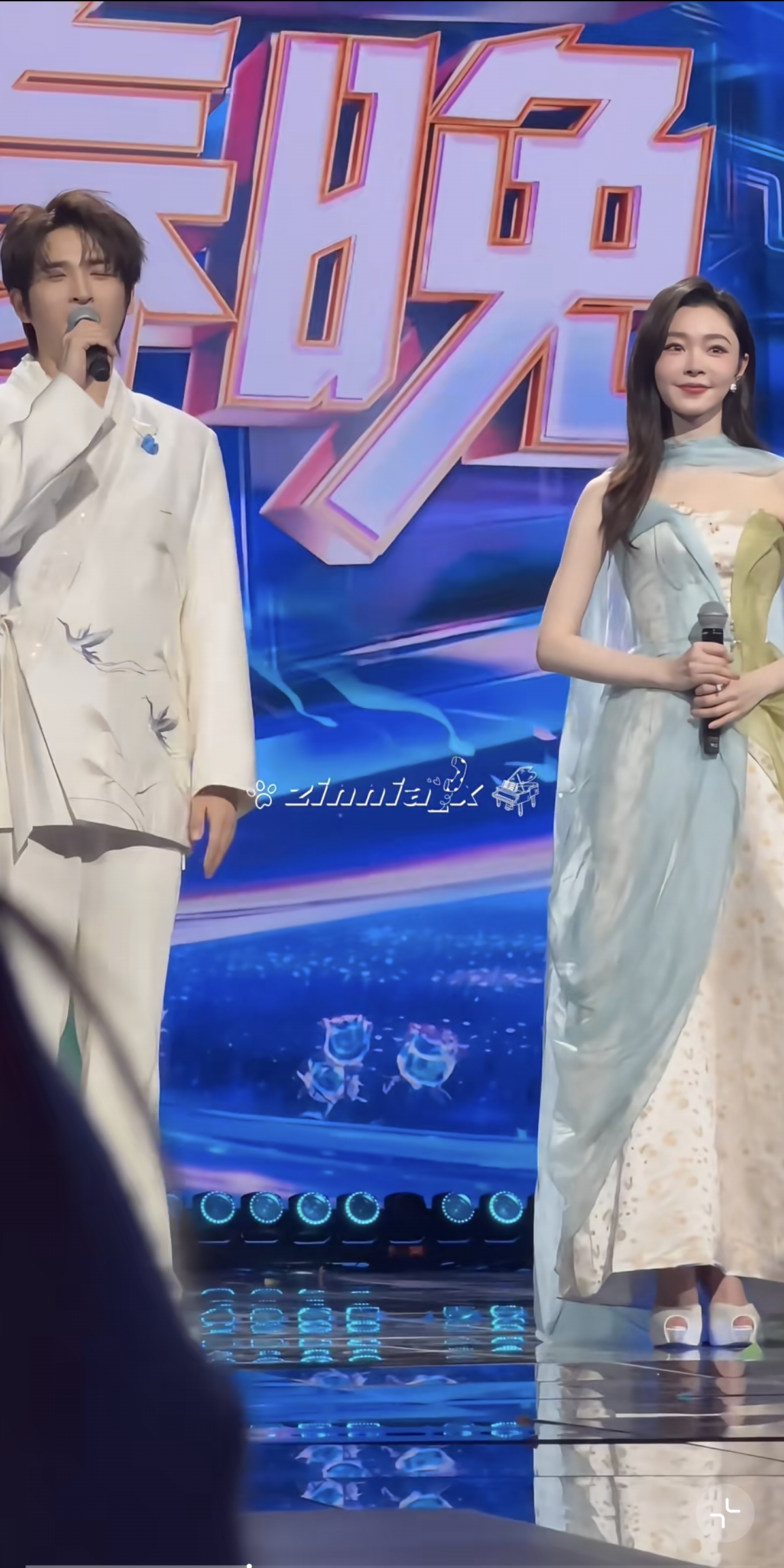 美的轻轻松松！宋轶网晚彩排花絮，一袭浅色长裙又美又温柔呀！