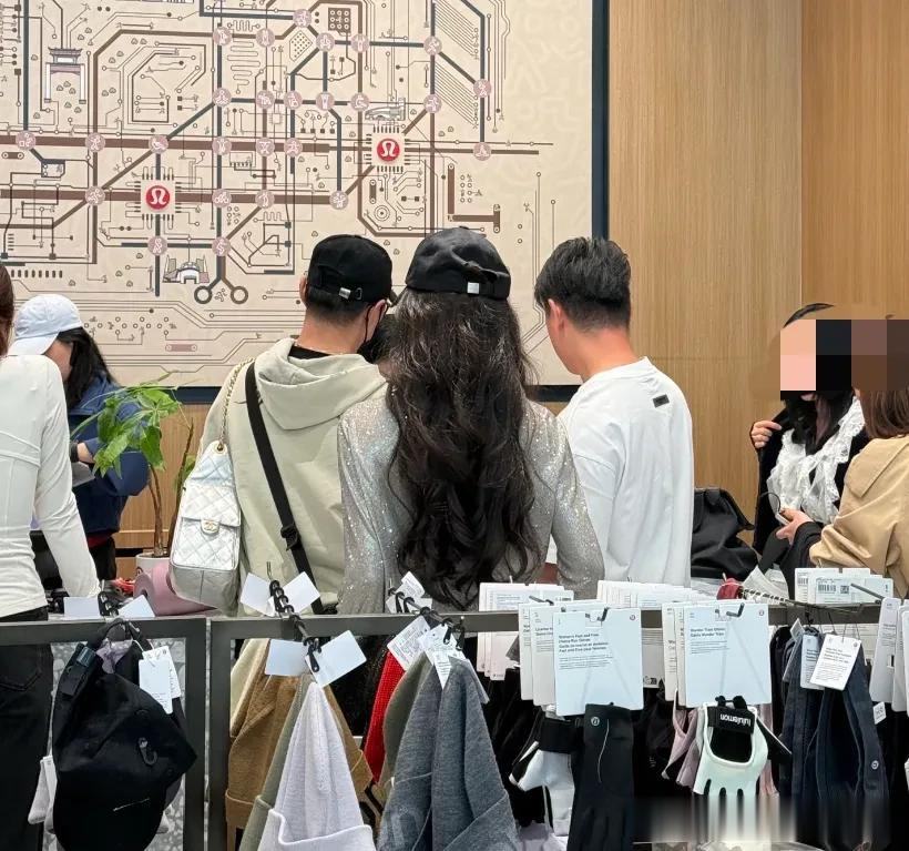 汪峰和森林北现身机场，假期带女友逛街又度假，章子怡负责带两娃