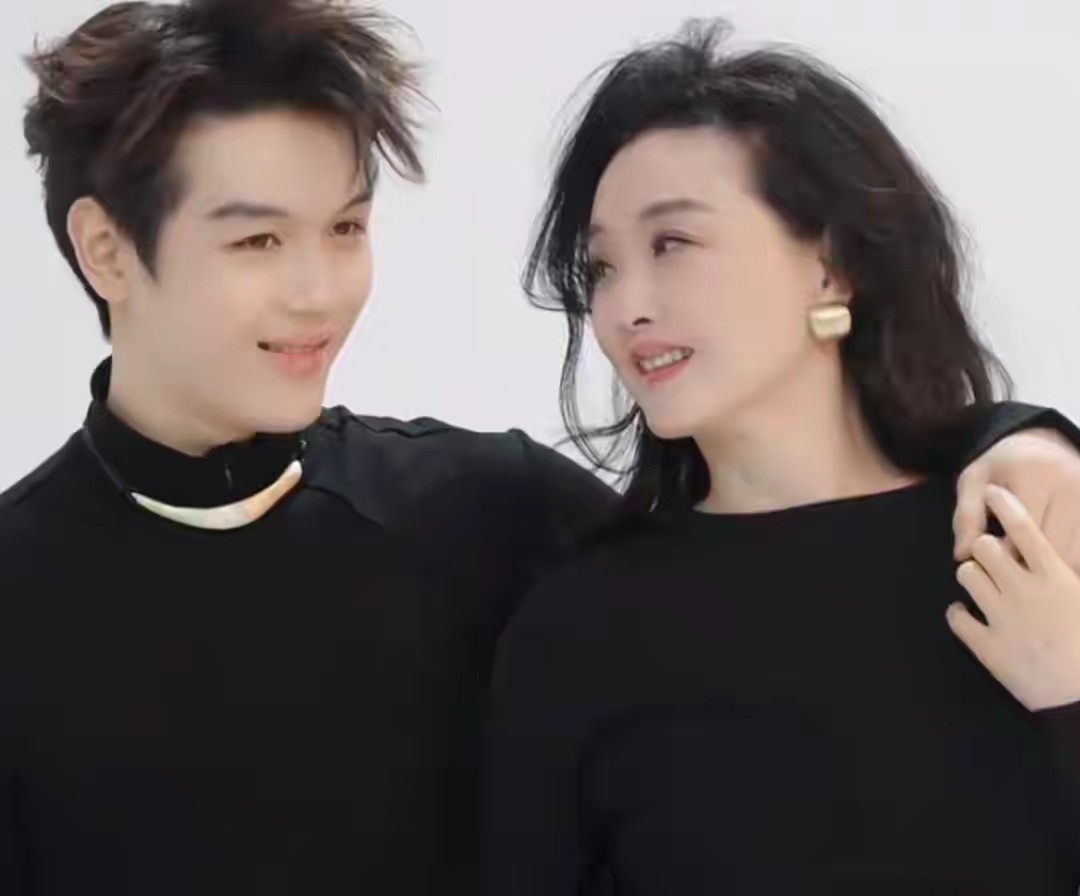 王艳携儿子球球登上杂志封面！19岁王泓钦好帅气，眉眼蛮像张若昀