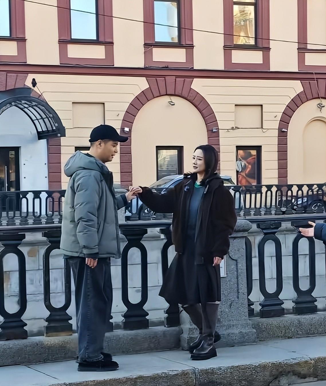 《妻旅2026》路透：男星都低头玩手机，女星聊八卦，唯她格格不入