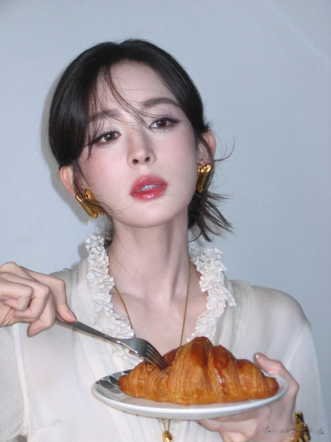 娜扎新造型老钱雀斑妆爆火，网友：这真的是人类能长出来的脸吗