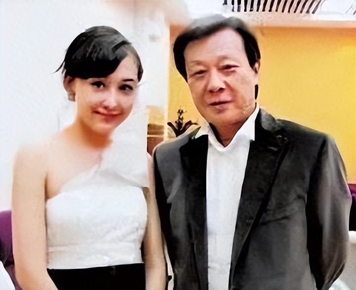 她知三当三，和有妇之夫生活近30年，如今带娃定居美国生活很潇洒