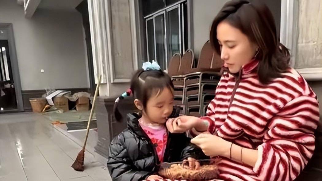 李亚鹏前妻带女儿回老家过年