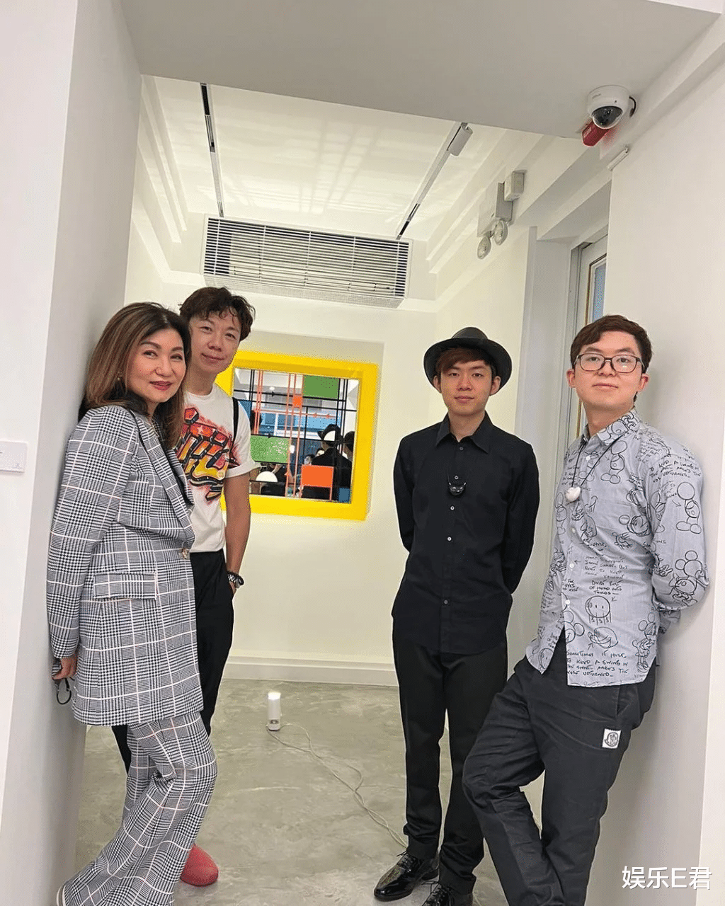 乐易玲儿子举办画展，TVB艺人集体捧场合影留念，网友：权力变现