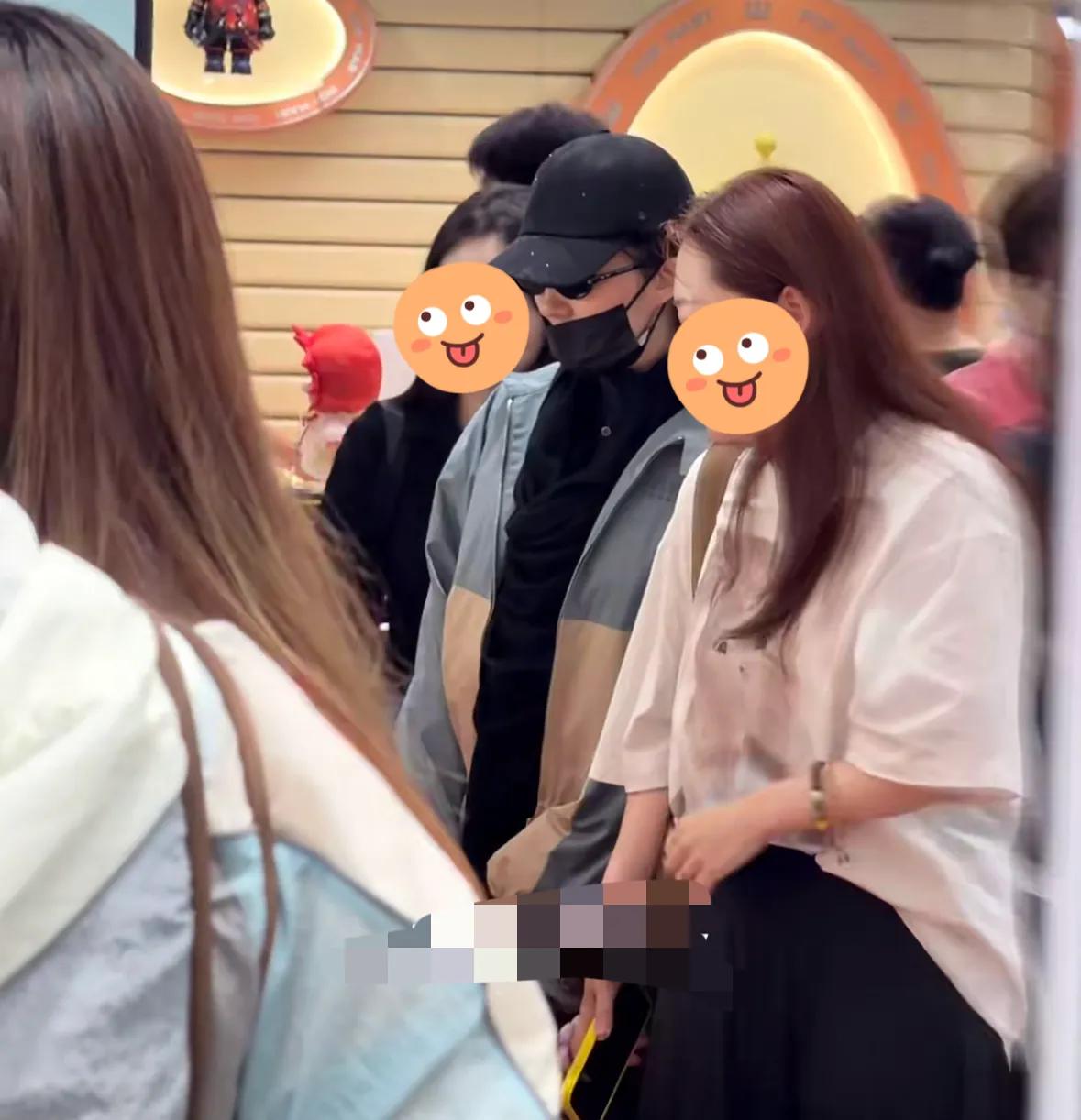 刘亦菲泰国逛泡泡玛特店，戴着口罩帽子包裹严实，本人又白又瘦