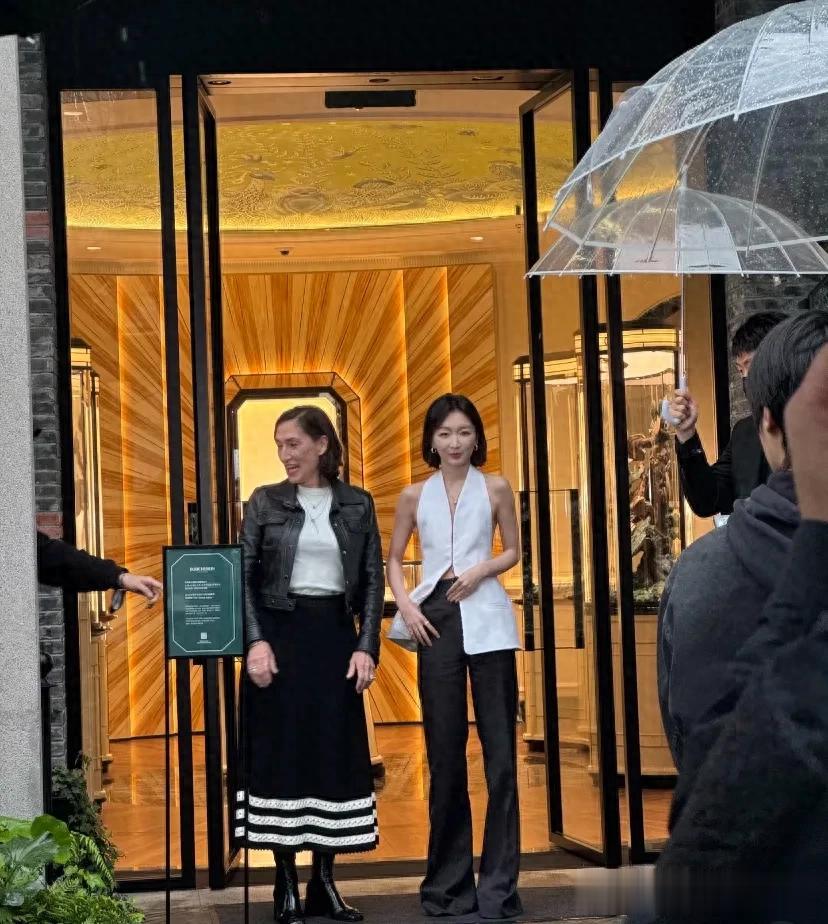 周冬雨上海出席活动，雨中穿露背装好敬业，造型意外收获不少好评