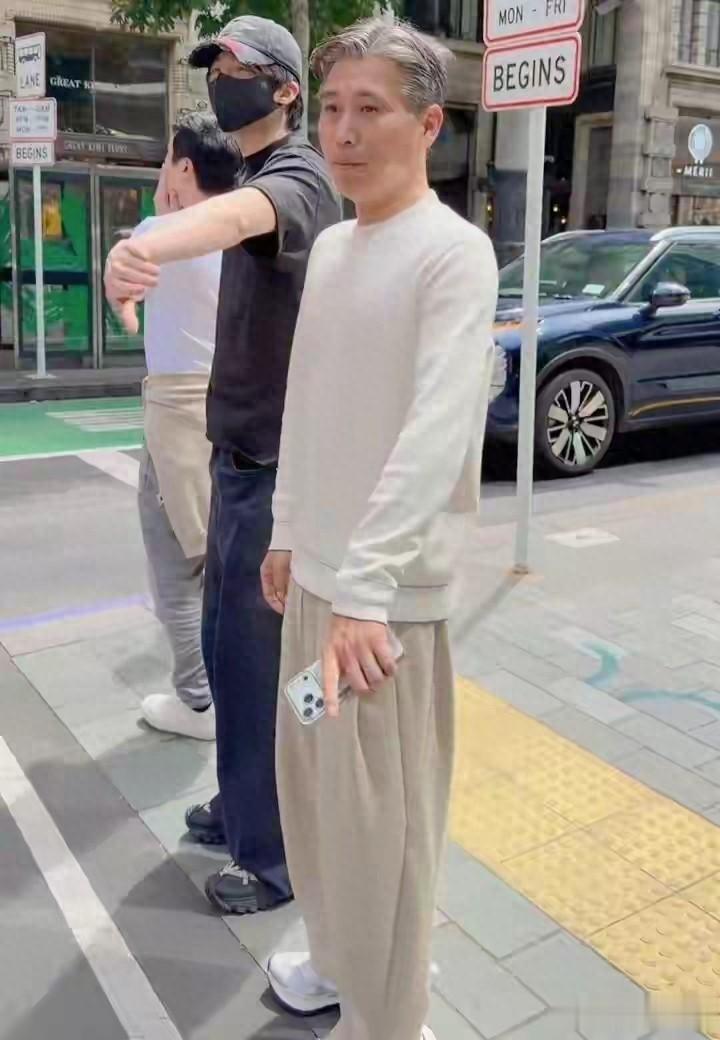 51岁李乃文在新西兰街边被偶遇,他打扮休闲,头发花白,老了好多