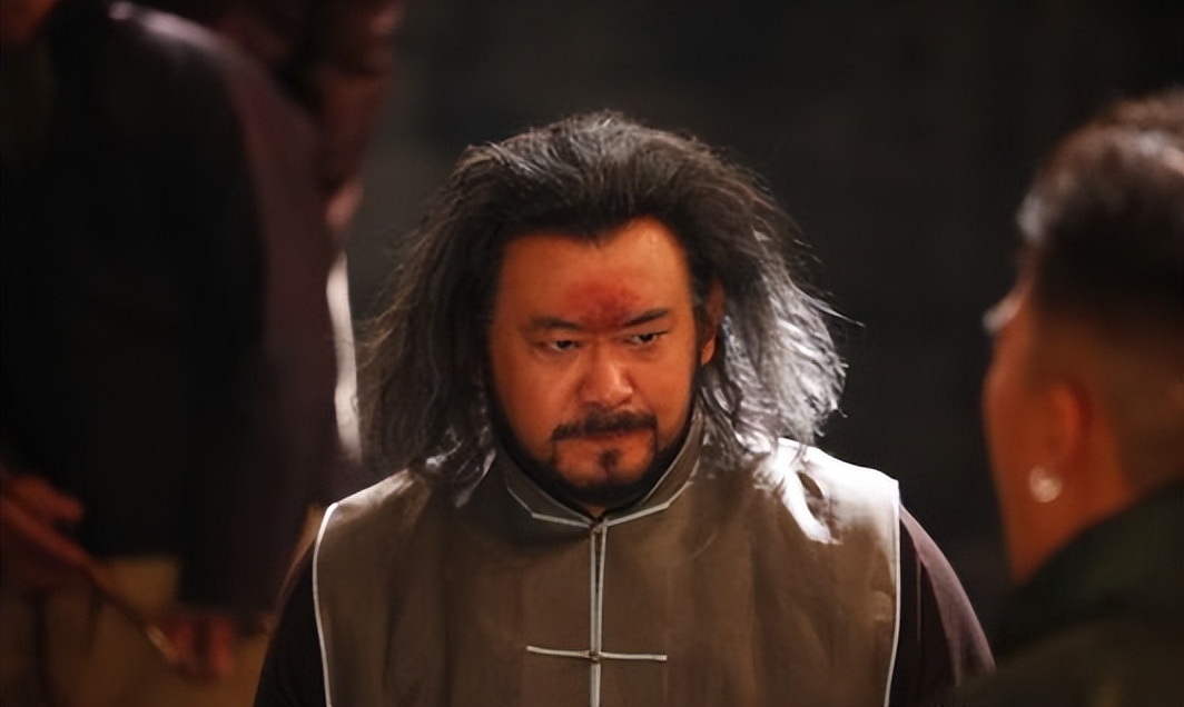 姜武一家住北京四合院豪气，和儿子一起挂灯笼，妻子女儿出镜漂亮