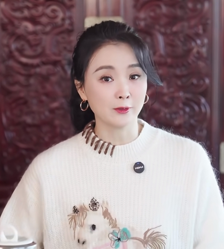 王艳分享春节刮油妙招，白毛衣低马尾出镜，气质温婉尽显优雅美貌