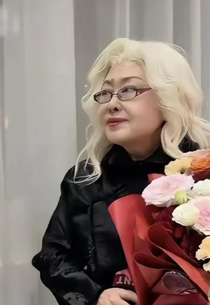 尾骨裂伤、瑞士老公去世，76岁斯琴高娃近况曝光，担忧的事发生了