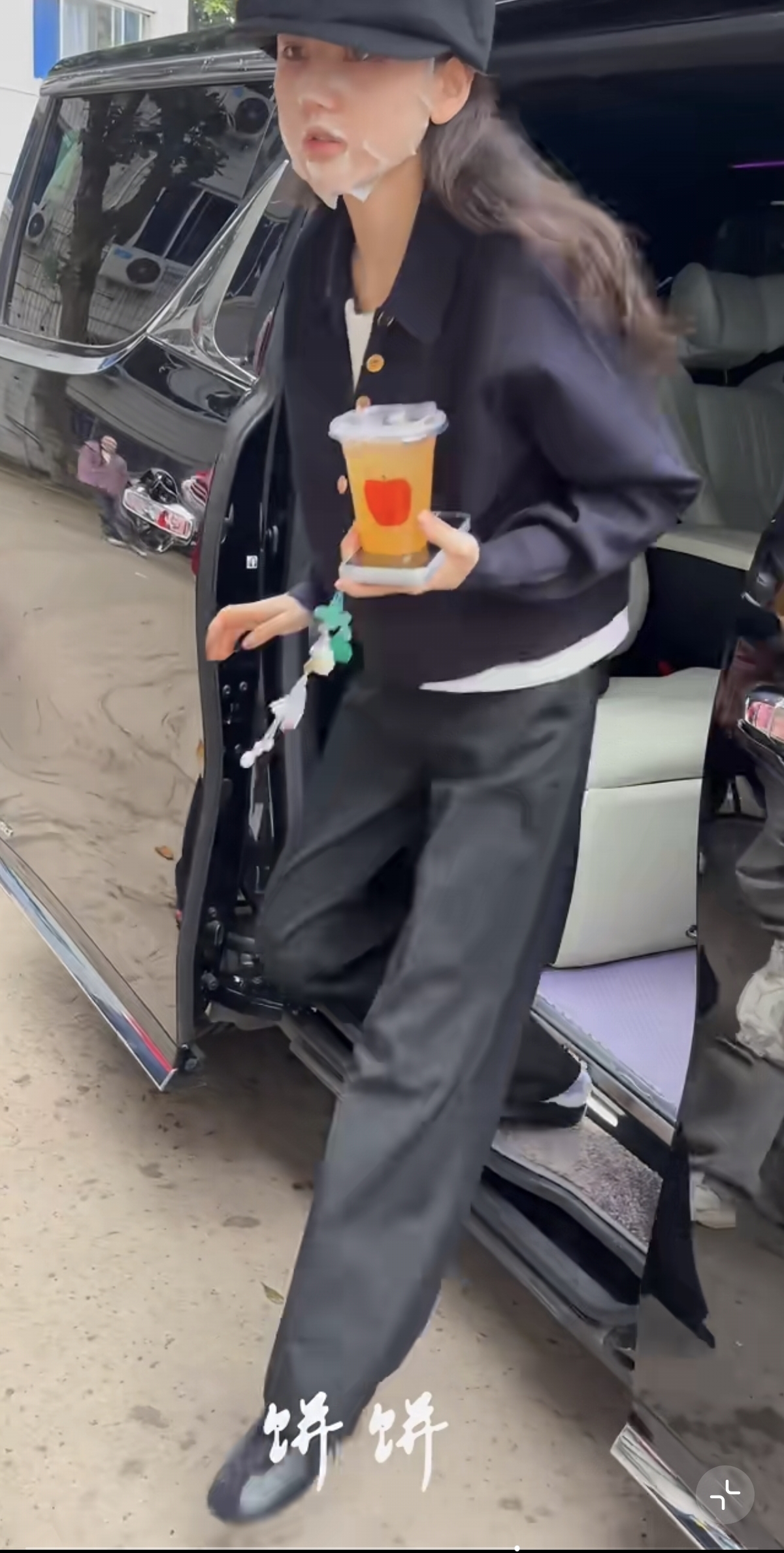 真巴掌脸！宋祖儿今日上班路透，明显看着脸好小，面膜都皱在脸上