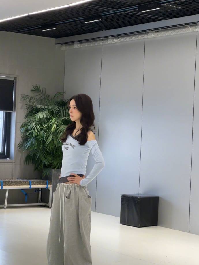 陈瑶穿着一身甜妹装，这小蛮腰又辣又美