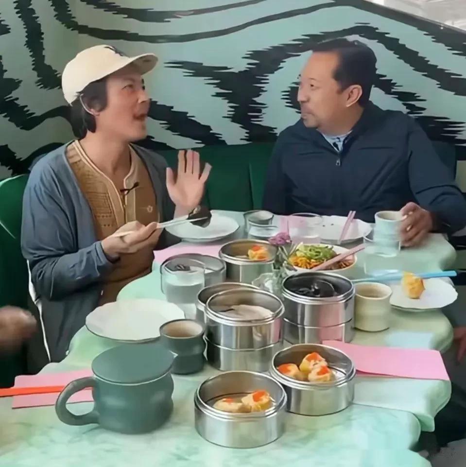 陈冠希现身洛杉矶餐厅，看着比以往邋遢，让人误以为是歌手雪村。