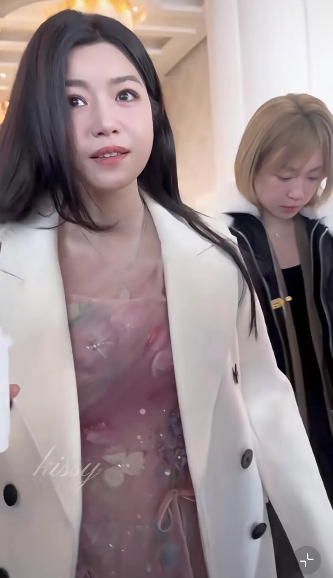 章子怡穿红裙录春晚，陈妍希娇俏，于适站蓝羽身边，张译很帅气