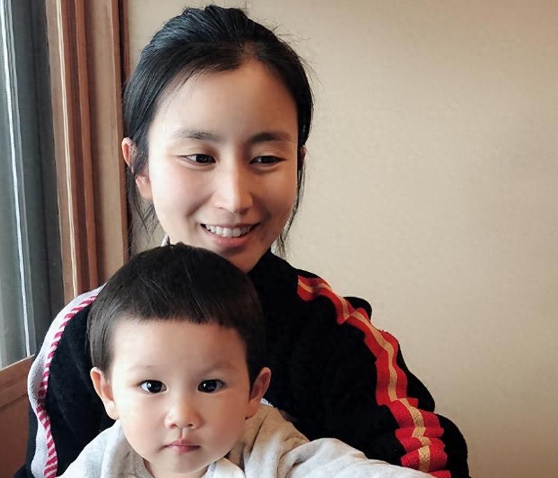 她曾是上海著名主持，和富商离婚后沦落为网红，38岁独自带娃
