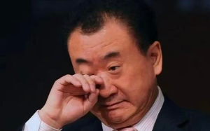 王健林甩卖48座万达广场，幕后大佬仅用千亿「鲸吞」万达帝国！堪称抄底之神