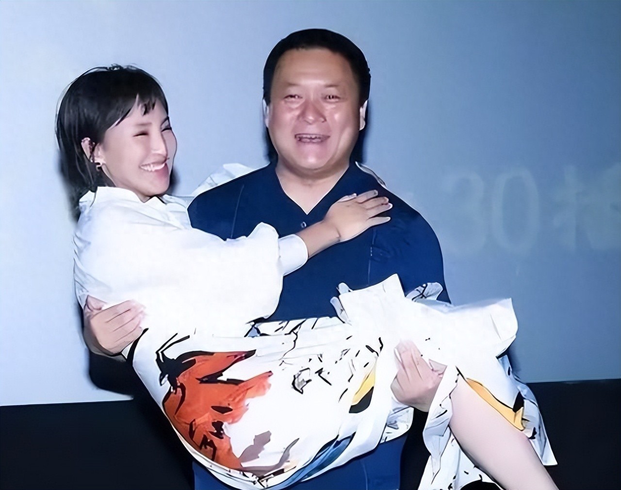 她19岁与导演私奔，在地下室连生3胎，如今丈夫用7部剧将其捧红